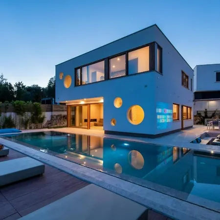 Near With 12 Meters Long Heated Pool Villa *